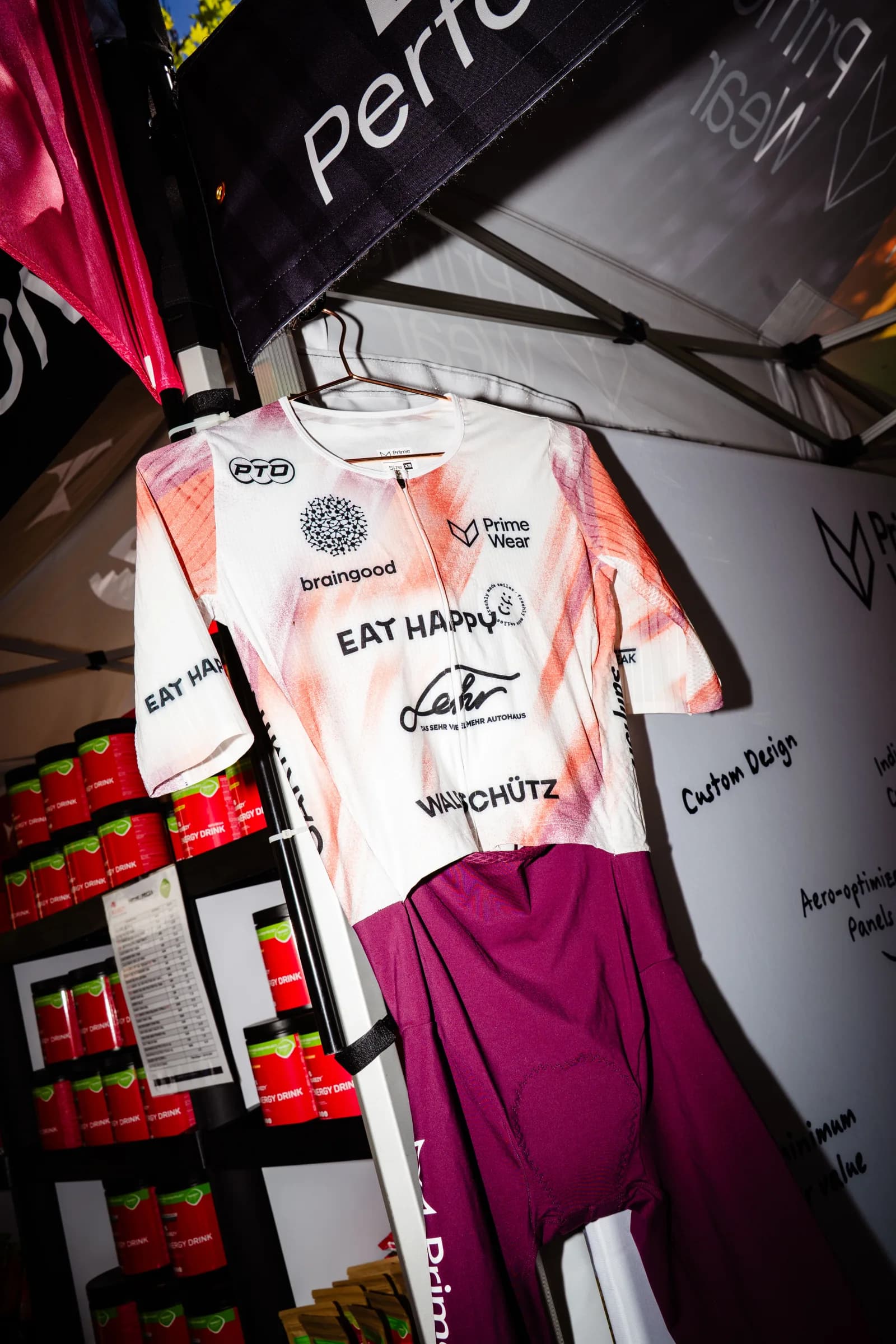 Elite Tri Suit mit Aero-Frontpanel am Messestand