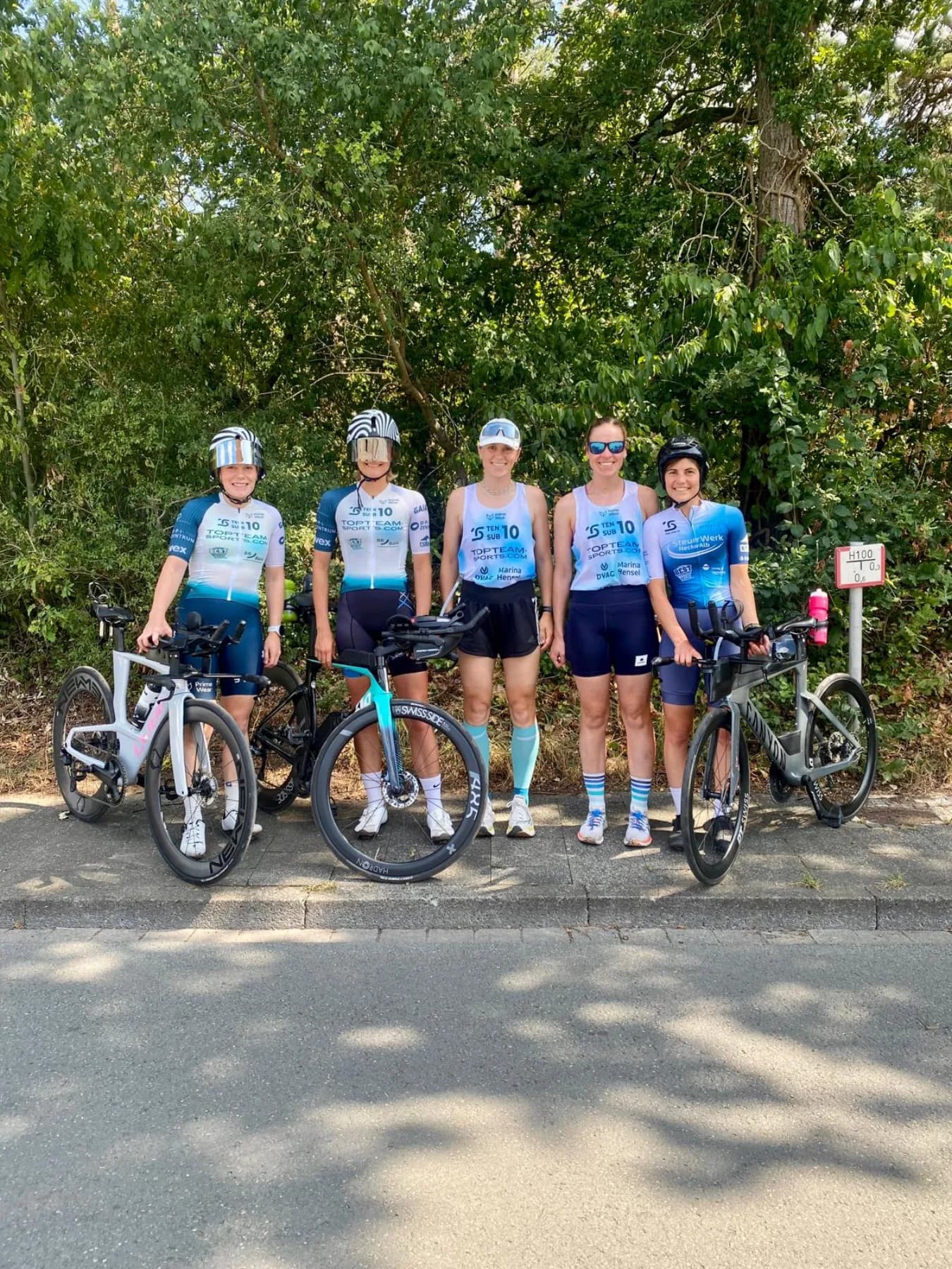 Frauenteam im Custom Kit mit ihren Rädern