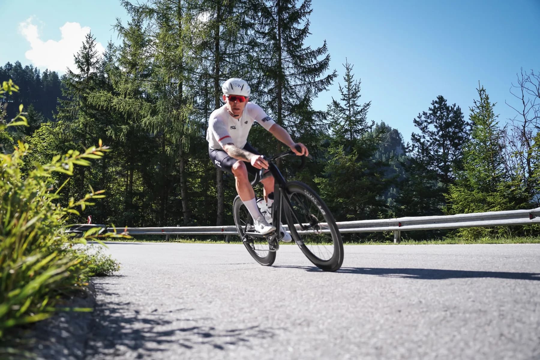 PCC-Fahrer im Custom Kit in der Kurve