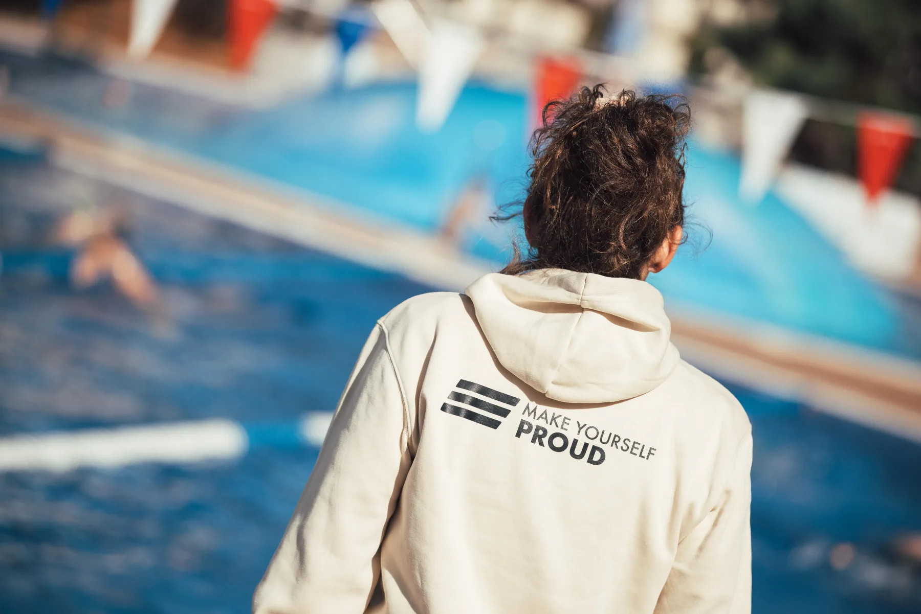 Personal Peak Hoodie mit Make Yourself Proud am Pool