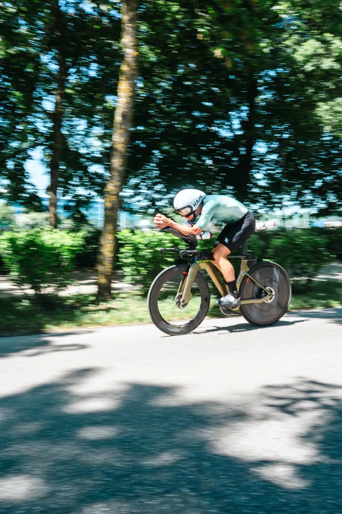 Custom Suit in Mint im Zeitfahren