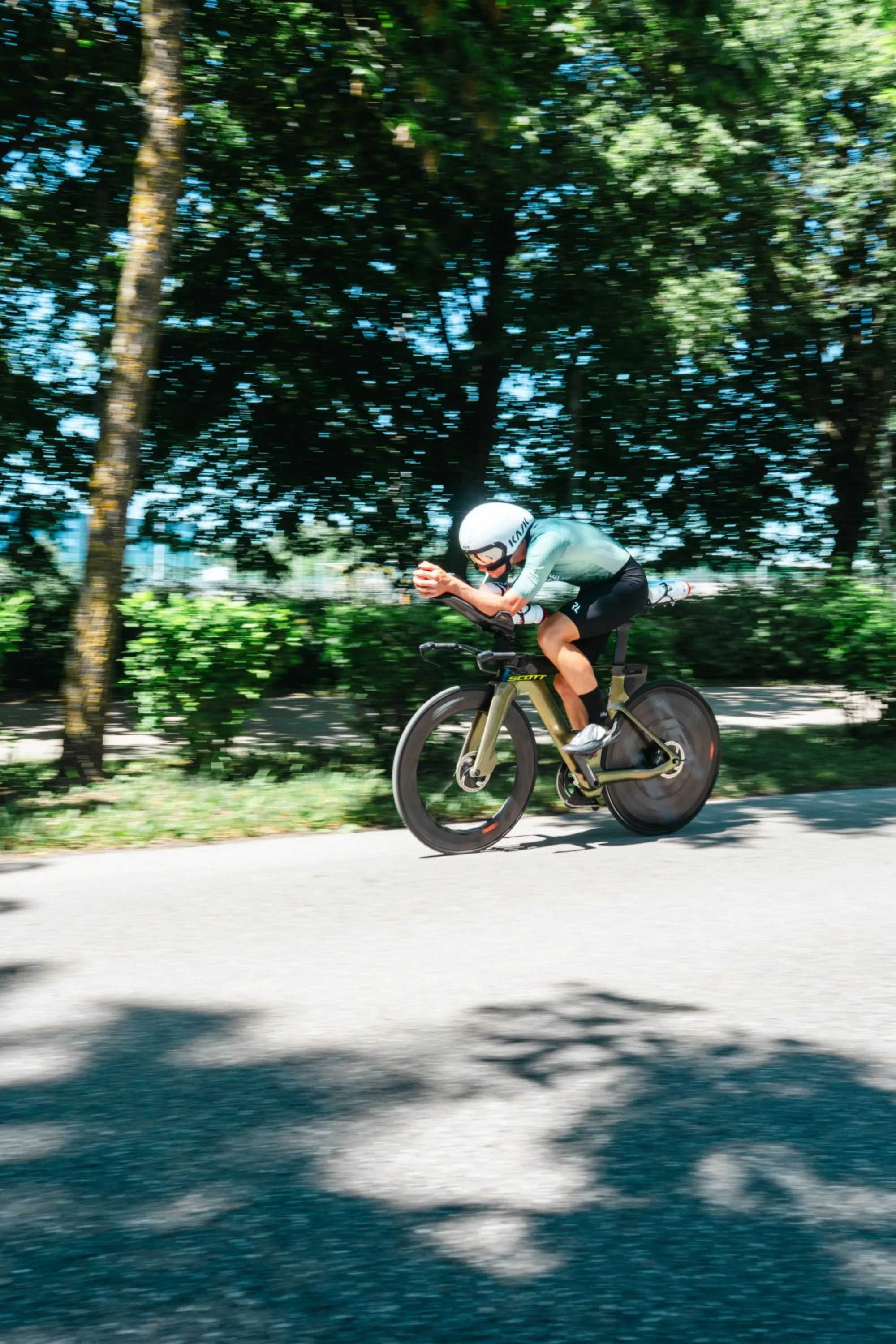 Athlet im mintfarbenen Custom Kit, Seitenansicht