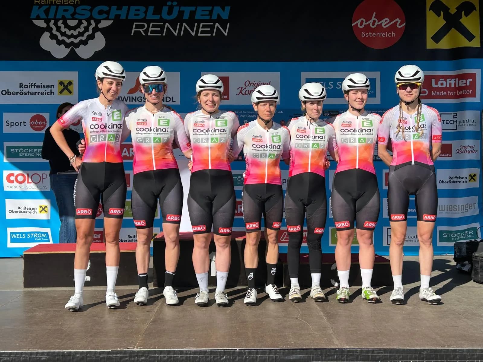 Das Cookina-Team im Custom Kit auf der Bühne beim Kirschblütenrennen